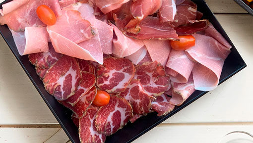 Planche de Charcuterie : Speck, Jambon aux herbes, Saucisson du marin