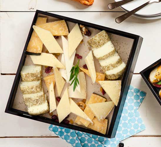 Planche de Fromages : Neufchâtel, Mimolette, Fleur de Maquis